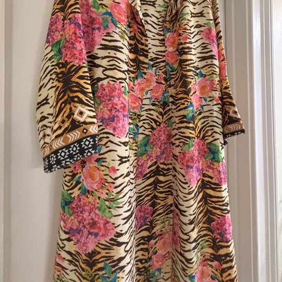 Glam Kimono, Tiger print w/ floral accents. One Size. EUC. - Picture 2 of 12